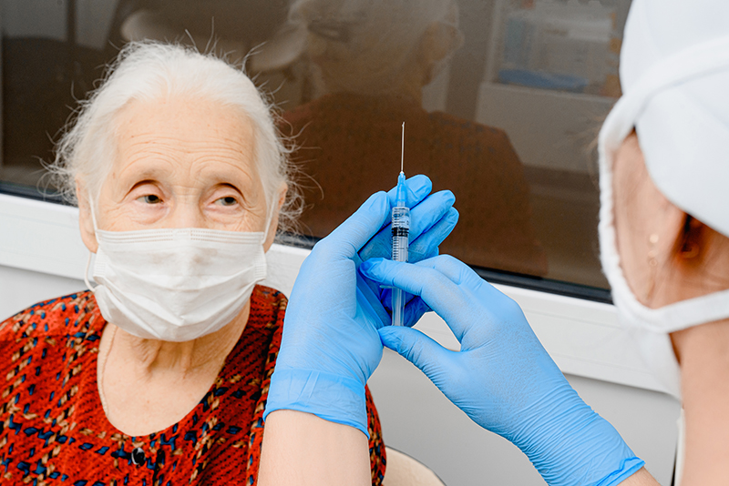 Какие прививки нужны пожилым людям